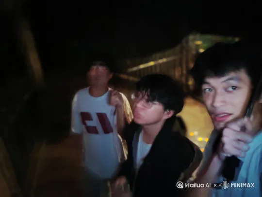 [右移,左摇,跟随]我们回头突然出现一群面目狰灵的丧尸满身鲜血，破烂不堪朝我们后面冲过来来来，我们开始飞速逃跑跳下去，随后最右边的人变身雷电法王保护朋友大战丧尸，背景音乐恐怖急促 by Hailuo AI Video Generator