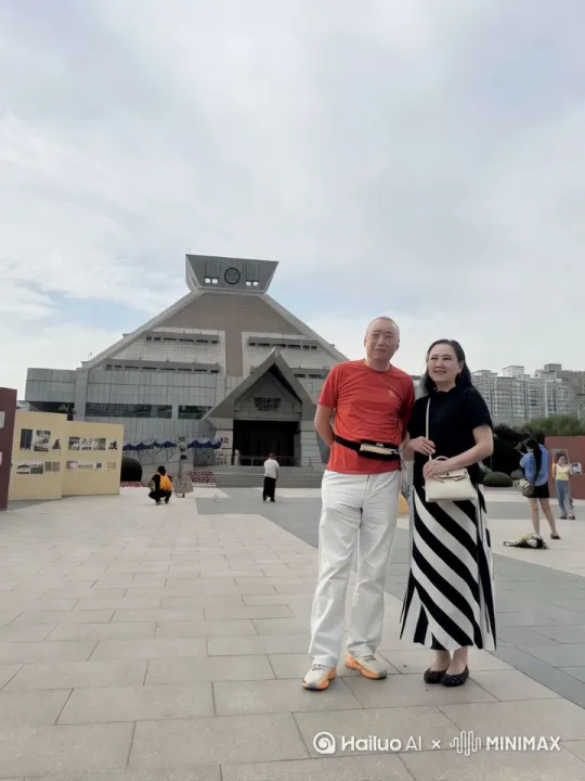 幸福和快乐都是一样的。富足平静，喜乐安康。坦然接受了一切。微笑面对现实。至于手里的核弹有没有用，估计也就是最后的一口气。一个仅仅靠文字，语言来行骗的大神，躺在地堡里，是看不到第二天的阳光的。歌功颂德已经让人民流离失所，生死挣扎。人民早已没有了勇气对抗导弹和轰炸，他们只想把独裁者从椅子上赶下去，而重新坐上去，难道不是另一个独裁者吗？这个宗教信仰如此醇厚的古老国家，听从真主还是上帝，似乎没有选择。阿訇不是真主的代表，先知也不是上帝。对抗只会让所有人流离失所。以色列的毛拉说，他们只相信上帝，耶稣只是上帝的代言人，他们不找中间商。而中间商都处都有，只是打的旗号各不相同。你看，上帝的应许之地，只有满地的废墟，战火的烟尘，流淌着死亡和鲜血。而蜂蜜和牛奶，也只在冰箱里躺着，等待胜利者享用。给我们的教训又是什么？至少明白，漂亮的话毫无用处，说漂亮话的，没有好人。他们才是丛林中最残忍的豺狼。丛林法则一直存在，如果没有了勇气，你连死亡的方式，都无从选择。黎涛 by Hailuo AI Video Generator