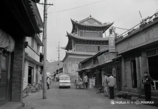 这是一张历史老照片，请把照片改成一段视频。要求：先聚焦在画面中央的小货车上，保持主体始终在视觉黄金分割点；然后，镜头慢慢拉开，速度缓入缓出。 by Hailuo AI Video Generator