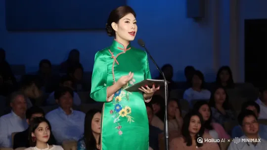 穿着绿色香云纱旗袍的书卷气美女教授，站在礼堂的舞台上，给观众们做演讲，空间感，高清，写实风格 by Hailuo AI Video Generator