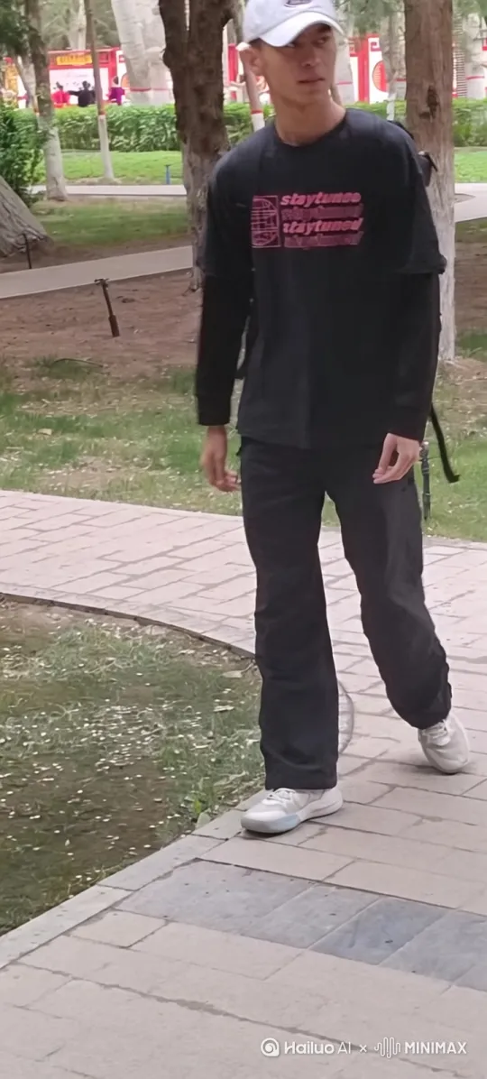 让这个人慢慢走过来[右移,左摇,跟随]，看着镜头说一句很流利的英语[下降,上摇]，然后跑过去跳海[跟随] by Hailuo AI Video Generator