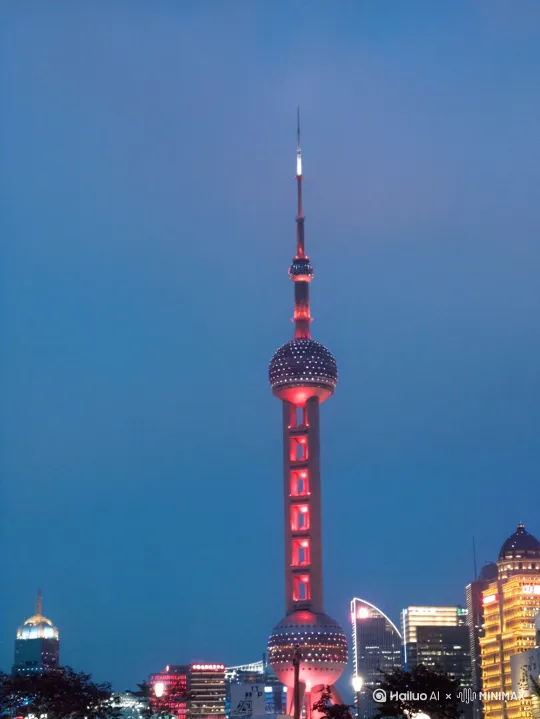 童话色调，东方明珠塔变成一座粉色金属质感的八音盒，塔身旋转时发出光芒，地面是跳舞的玩偶和旋转木马。夜晚背景中星星流动，浪漫又复古。 by Hailuo AI Video Generator