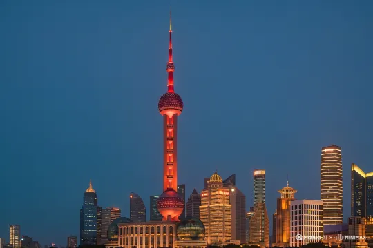童话色调，东方明珠塔变成一座粉色金属质感的八音盒，浪漫又复古。 by Hailuo AI Video Generator