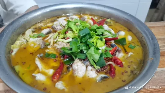 把它变成一个品牌餐饮的宣传片，要求让人有丰富的味觉体验。 by Hailuo AI Video Generator