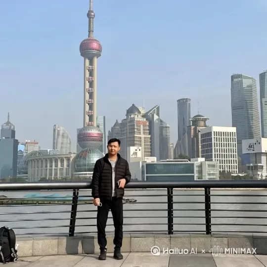 我在上海明珠塔游走，直到晚上 by Hailuo AI Video Generator