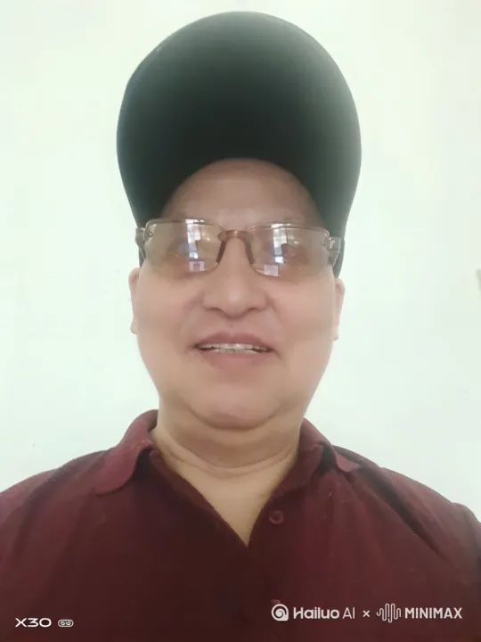 帮我识别照片生成他是开飞机的老飞行员和驾驶飞机空中飞行原创短视频，要求符合短视频逻辑思维，有差异化。 by Hailuo AI Video Generator