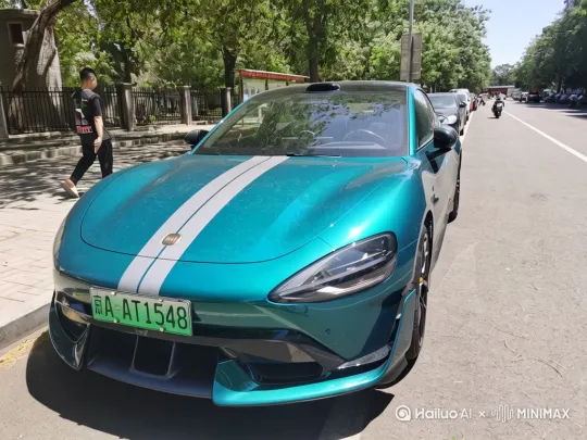 先向右推进，再向前从侧面推进，到车尾处再向左推进，向上再把视角向下，看到整辆车的全貌再通过玻璃看到里面的内饰。 by Hailuo AI Video Generator