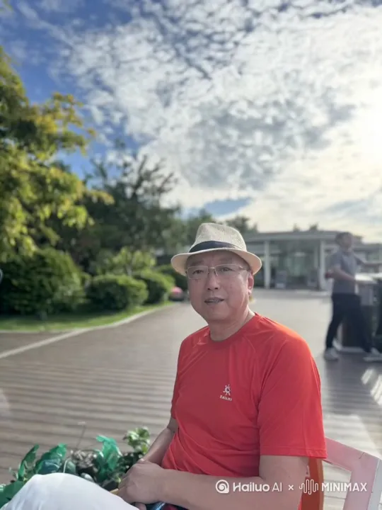不出所料，懂王动手了。不论战果如何，这是意味着整体冲突的转折。如果有结果，去核完成了现阶段的事情，以后会不会有核武，答案很难预计。如果没有结果，意味着，伊美正式开战。当今世界的和平就无法维系。这个多米诺骨牌效应会自然加速发生甚至成为灾难的开始。对东大来说，也是一种非常难得的机会。意识形态的冲突，已经不可避免。经济体系建设需要重新开始。我们建筑的经济底线，一定会进一步下滑。东部城市将会面临大量的资源外溢。而管理管控服务都会有所变化。固定资产价格，会进一步变化。这个是否表明中美的糊涂们，会不会彻底撕破脸皮。台湾已经不是诱因了，有可能是双方的弃子，重新建立对抗体系。即使美台协议在，东大收回台岛，也只会是负担。懂王强化台湾也是没有意义。可以预测的是，东大在这场战争中，需要队友，不站队，不搞群体协作，聚集力量，已不可能。国内的经济下行，也是可以遇见。主动权始终不在手里。而意识形态的趋同性，会让大多数发达国家形成真正的战争合作关系。大多数国家会放弃对个体领袖的认知，从实力的角度看待区域文明的存在。好了。我们说好的百年未有之大变局，终于等到了。是结果还是动因，何去何从，文字有限，之后再谈。黎涛 by Hailuo AI Video Generator