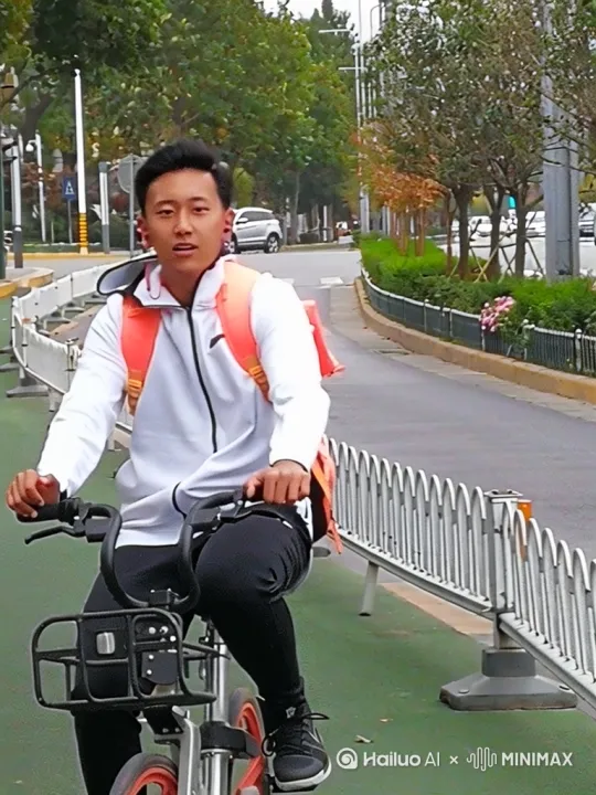 他抬头看看我，笑容灿烂，骑车远去[推进,上升] by Hailuo AI Video Generator