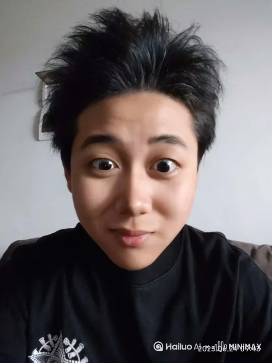 镜头跟随，他驾驶筋斗云飞上了天空;镜头跟随他面朝大地口吐火焰，燃烧了整个大地
接着又抱头痛哭从醉里吐出不明透明白色液体金叶 by Hailuo AI Video Generator