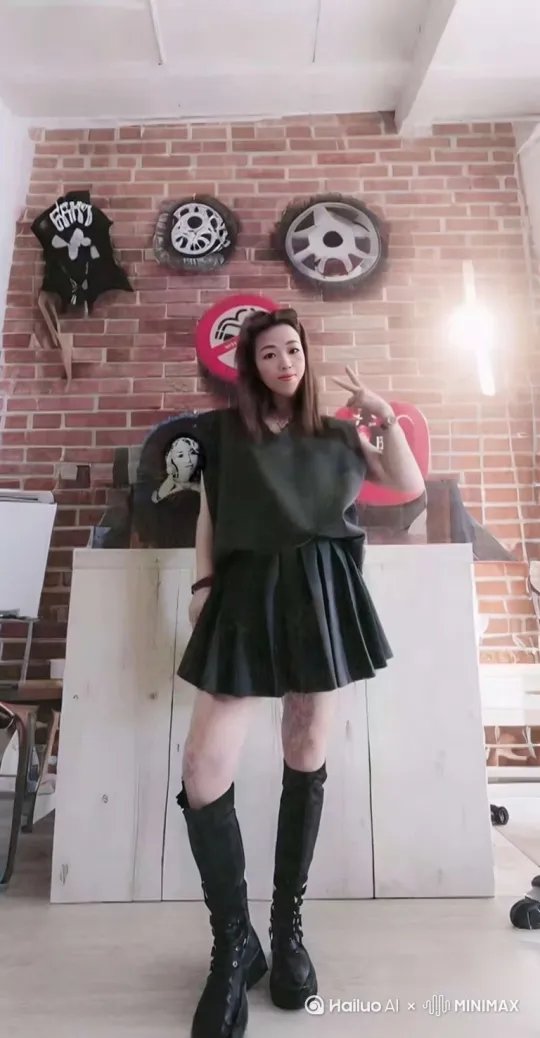 帮我把图片中的服装换成另外一个颜色，换成黑色的套装 by Hailuo AI Video Generator