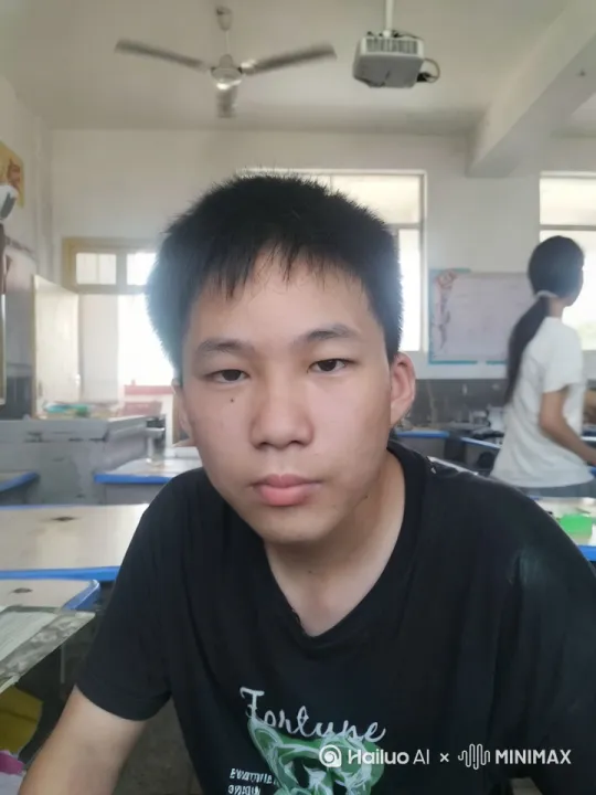 放学回家后去吃饭，吃在吃饭的时候被父亲踢了一脚，老面父亲和我拿起武器互殴，最终我赢了


 by Hailuo AI Video Generator