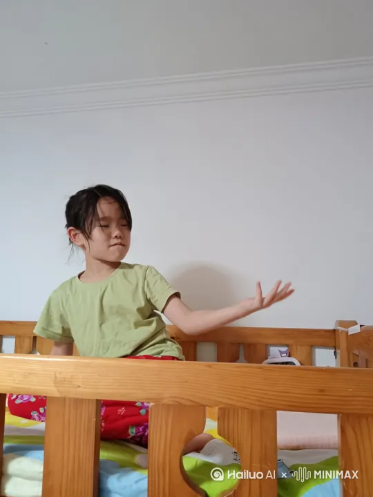 小女孩手上的空间中出现一个漩涡[左移,右摇,跟随]，漩涡中钻出来一条金色的龙，[右移,左摇,跟随]，小女孩衣服变成战神盔甲，骑上龙背，宛如战神降临[下降,上摇] by Hailuo AI Video Generator