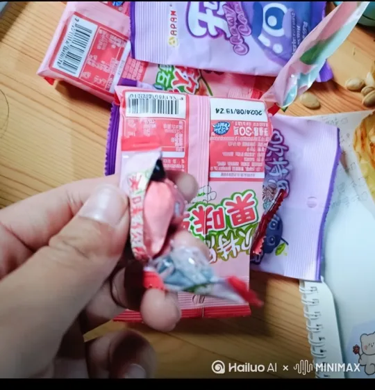 将糖果拿出来，一位美女很享受地吃下，然后背景充满甜蜜的粉红色包围 by Hailuo AI Video Generator