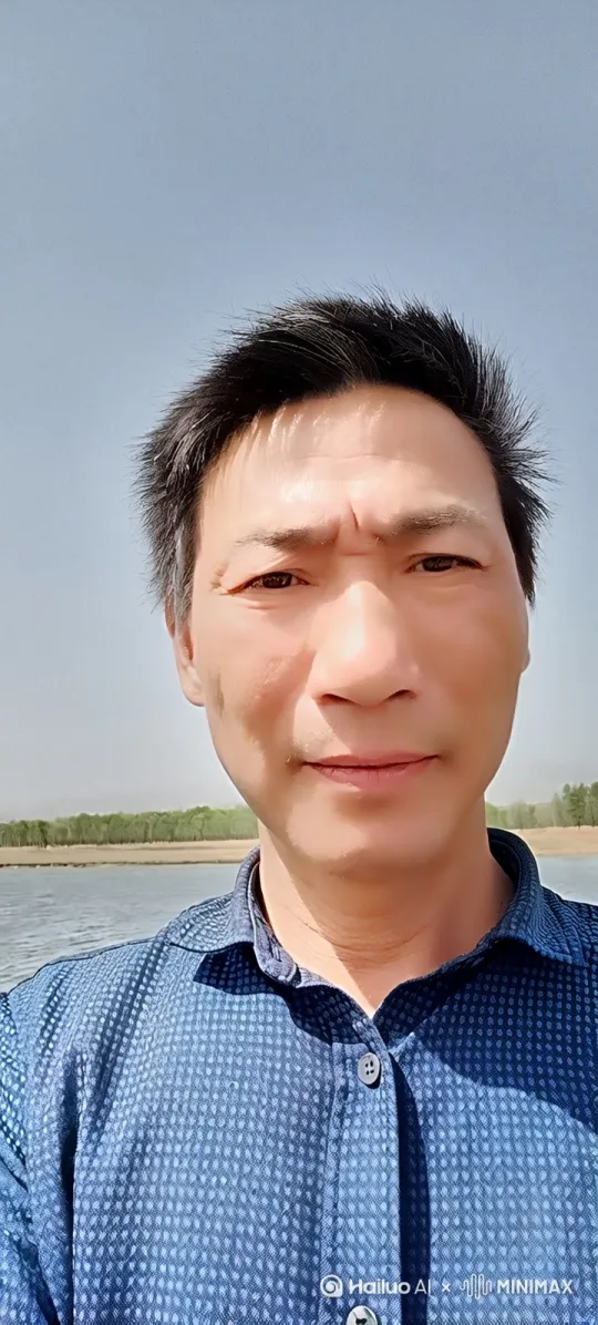 [左移,推进,右摇]展现一个正在抽烟的高大男人，高对比度强化人物面部轮廓，黑帮电影，电影感光线，画面呈现出男人的力量感和强大，压迫感，危险气息，人物登场画面 by Hailuo AI Video Generator
