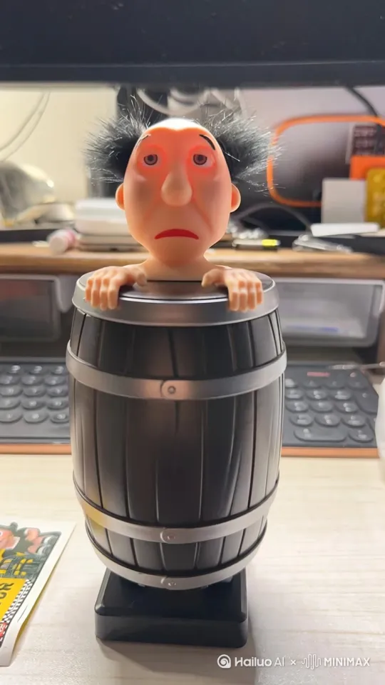 让图中的人在从桶里爬出来的同时迅速的长满头发，并随着头发的增长脸上露出开心的笑容
在全部爬出来的一瞬间头发迅速掉光变成光头，人头也立刻爆炸成黑脸[左移,上升] by Hailuo AI Video Generator