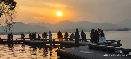 让行人和水流动起来，太阳逐渐落山 by Hailuo AI Video Generator
