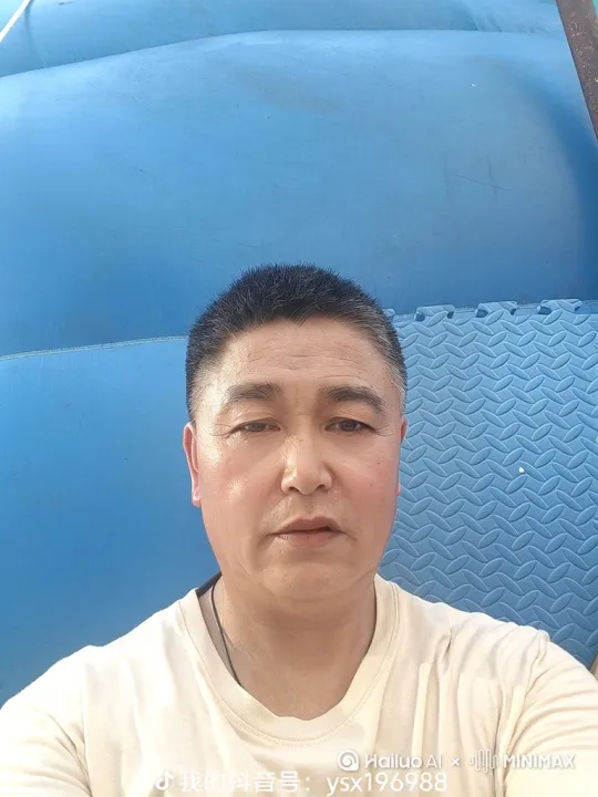 [左摇,拉远,跟随] by Hailuo AI Video Generator