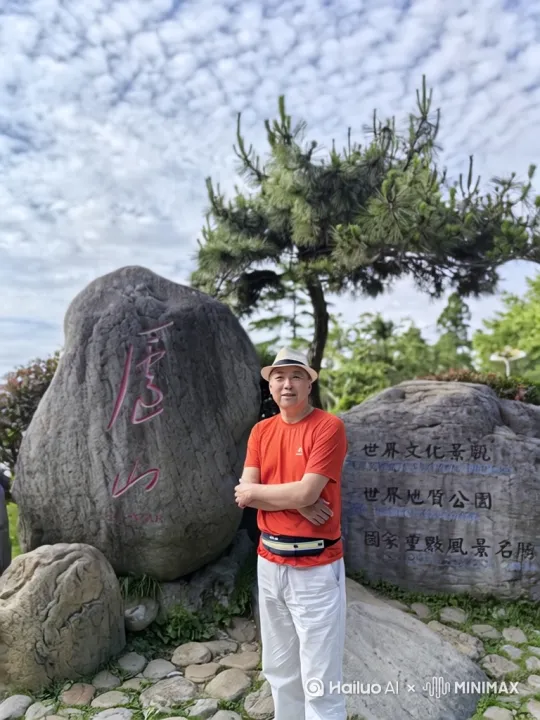 大多数人认为，纵观人类世界的发展过程，人类的技术能力决定有意识的人类生活轨迹，这一切的过程，就是历史。人类发明的技术，在应用过程中，决定人的观念和生活方式，而不是反过来，需求决定观念，而非观念决定需求。比如，马车和刀剑创造了封建制度。但我不相信历史有任何特定的前进方向。比如国运论，千年巨变论。在我看来，在这个世界上，观念和物质条件可以相互作用，朝着所有可能的方向发展，没有谁先谁后之说。至于国运论和千年巨变论，只是统治过程的时间建构罢了。但在特定时间内，个人有能力在关键的时刻，可以塑造历史。也就是说，这是观念的力量对物质条件的胜利。当然，也有这样的一种真实存在在，不过我们不能直接感知它，这种实在会引发感觉经验，我们能够直接感知的，就是这些感觉经验。黎涛 by Hailuo AI Video Generator