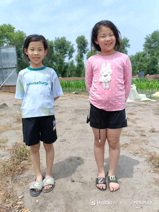 生成两个小孩飞到天上的动感视频 by Hailuo AI Video Generator