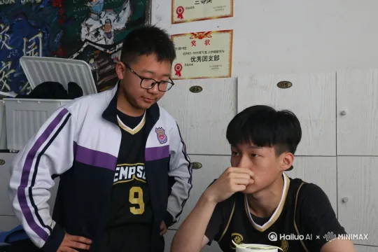 [右移,左摇,跟随]生成这两个男人都露出八块腹肌战斗，最后右面的人胜利的视频 by Hailuo AI Video Generator