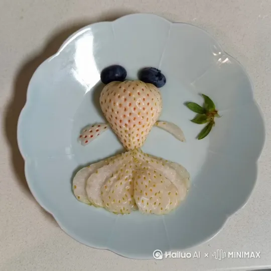 一个水壶入镜往盘子里面注水，草莓做的金鱼活了过来在盘子里游动起来 by Hailuo AI Video Generator