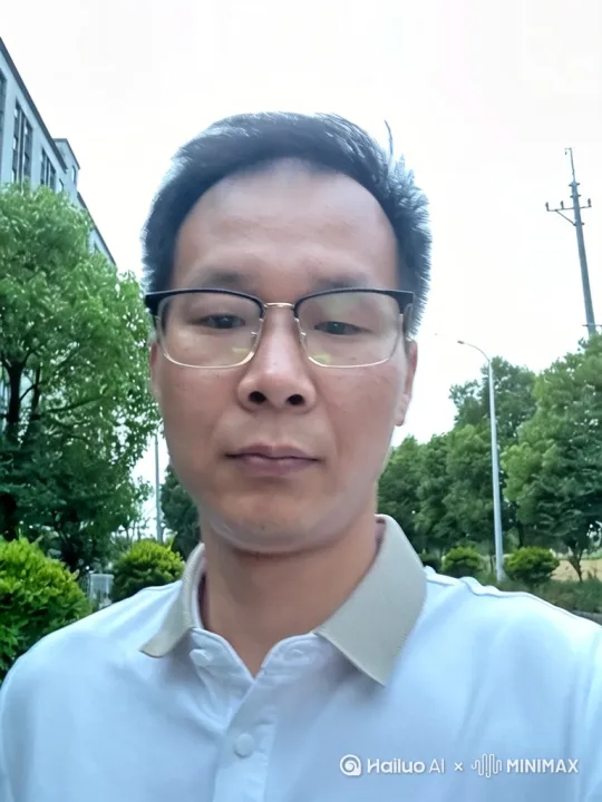 随着镜头[拉远,上升,下摇]，男人张开双臂，背景的云层不断流动，宏伟壮丽的自然之美，镜头运动流畅连贯， by Hailuo AI Video Generator