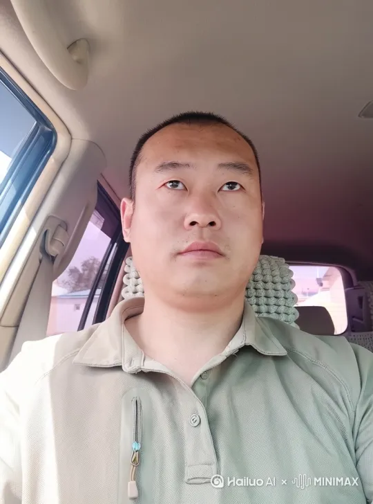 高清画面此人开着一辆丰田酷路泽，镜头从近到远，疾驰在旷野的沙漠后面胎烟滚滚，紧随其后是一辆凯迪拉克凯雷德，和尼桑途乐， by Hailuo AI Video Generator