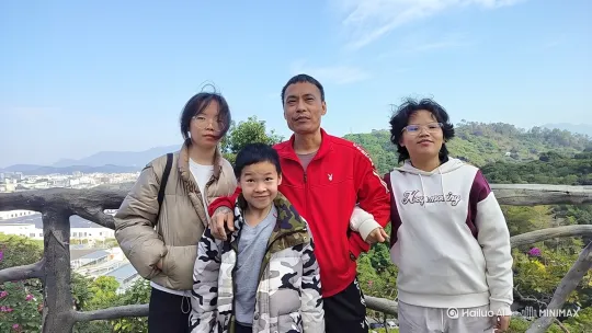 一家人幸福生活的美好 by Hailuo AI Video Generator