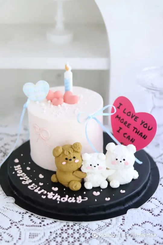 底托上的happy birthday飞起来调皮的绕着蛋糕飞来飞去，底托上的三只小熊在[左移,推进,右摇]绕着蛋糕开心的跳起舞来，氛围感满满 by Hailuo AI Video Generator