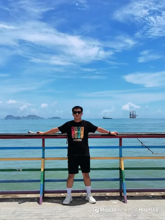 镜镜头拉近，刚好包括主他的全身，他脱下脚上穿着的鞋子，露出他脚上白袜子，并且脱下衣服露出他的8块腹肌。 by Hailuo AI Video Generator