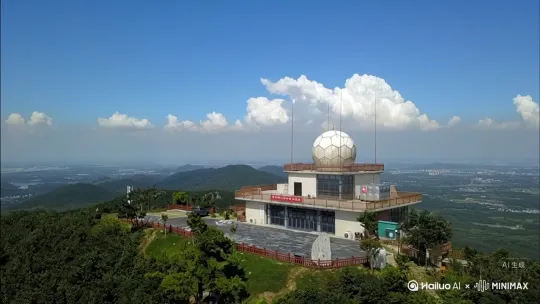 请把图片变换成从下到上结成冰的样子，天空飘着雪花
米，给人一种清凉一夏的感觉。 by Hailuo AI Video Generator
