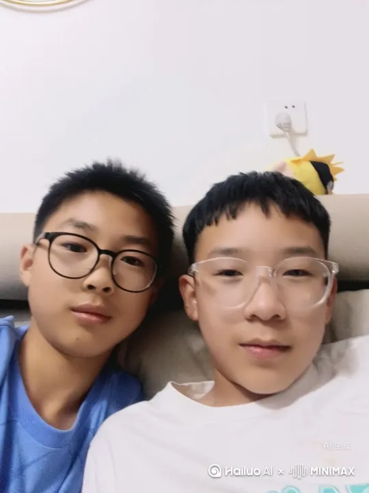 这两个男孩吃鸡肉卷，嘴里流出牛奶，后开心跳起来然后坐在飞机里用飞机头发射牛奶一样的子弹 by Hailuo AI Video Generator