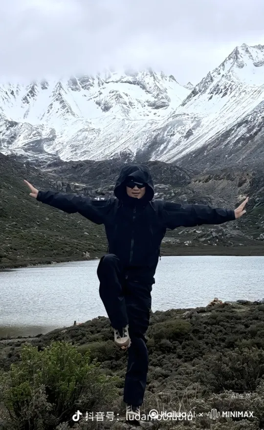 图中人物在旅游打卡自拍留念 突然身后发生雪崩  地上泥土裂开 树木坍塌在裂开的地里 天上瞬间乌云密布 电闪雷鸣 by Hailuo AI Video Generator