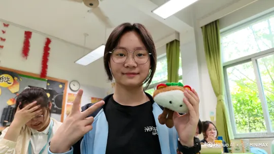 女孩亲吻

女孩穿着黑色丝袜和黑色包臀裙 by Hailuo AI Video Generator