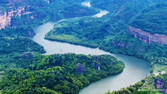 镜头3：锦江蜿蜒（12 - 18秒）
 
- 景别：中景
​
- 运镜：侧拍跟焦，镜头跟随锦江水流方向移动 。
​
- 内容：碧绿锦江如翡翠丝带S型蜿蜒，两岸丹山夹峙，江水波纹持续动态流动，台词“锦江如带环山走，两岸丹崖画里游~” ，展现锦江特色。
-整个画面以3D动画视觉效果渲染。 by Hailuo AI Video Generator
