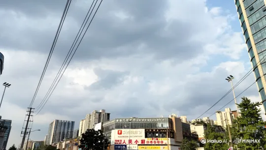 天空出人意识巨大天空突然，一艘巨大的外星战舰向各类地方开炮，量子激光炮镜头突然推上去，然后拉大渐远[左移,上升] by Hailuo AI Video Generator