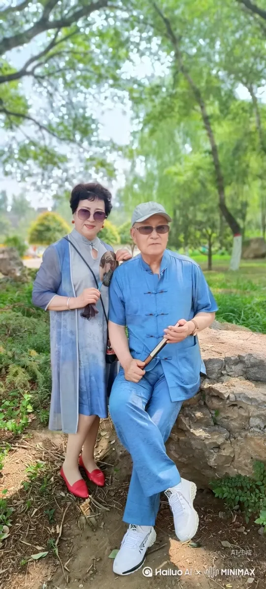 。让图中的妻子踩上石头爬到老头背上,老头站起来不要转身,千万不要让老伴骑在老头脖子上。背起来老伴摇摆着向前走几步,老伴高兴的在老头背上举起一只手臂摆动着,另一只手搭在老头肩上,嗨起来!抖起来!不要骑在老头脖子上,老头站起来不要动,老伴儿自己踩到石头上,趴在老头背上就可以了。千万不要骑在老头脖子上 by Hailuo AI Video Generator