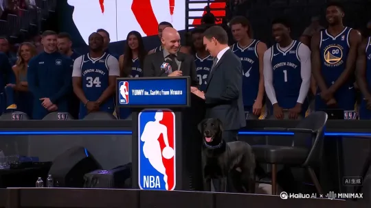 写实风格，nba选秀中，一只黑色拉布拉多名字叫yummy，在2025年参加nba选秀中，nba总裁肖华先生宣布，来自哈尔滨的球员yummy，当选为2025年nba首轮一顺位状元，背景是nab选秀，场边nba球员詹姆斯，库里鼓掌庆祝 by Hailuo AI Video Generator