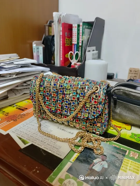 @冬幽初: 【画面描述】
1.视频类型：ASMR视频；
2.画面主体：一个超级逼真、精致的、玻璃材质的［五彩斑斓］的［包包］放在木制钻板上，手持刀快速的、一片一片切开它，切开后可以清晰的看到［包包］的内部结构；
3.背景环境为：［黑色］的室内环境，强力补光灯光线；
4.镜头的视觉焦点集中在［刀与水果接触的点］；
5.景别为：［特写镜头］； by Hailuo AI Video Generator