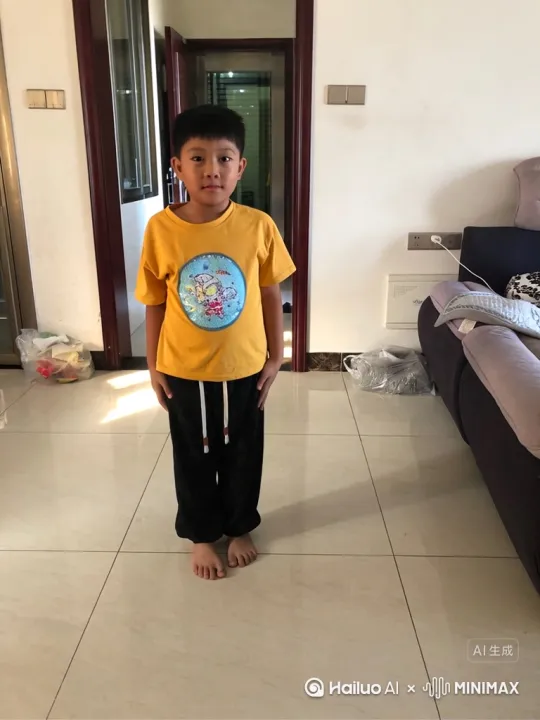 这个小孩子和从天而降的奥特曼打架，场面特别暴力，到处都是特效 by Hailuo AI Video Generator