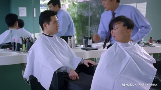 张三是公司员工，上班时间来理发店理头发，碰见老板也在理发，老板指青张三上班时间理发，张三辩称是上班时间长的头发，老板说头发也不全是长班时间长的。张三辩说，所以不全剪发，留下在家长的头发。 by Hailuo AI Video Generator