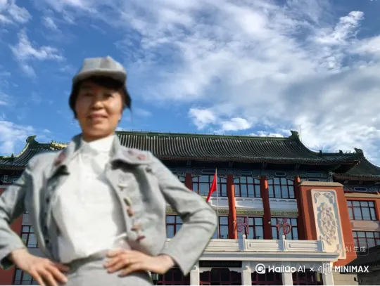 女战士微笑着摘下帽子、八角帽上有颗红五星！她整理了下帽子，然后将帽子向天空中扔去，然后缓缓举手敬礼，[拉远,上升,下摇]，表情先庄重严肃，然后爽朗地笑，衣服颜色渐变为土黄色，女战士容颜逐渐苍老十岁⋯[左移,推进,右摇] by Hailuo AI Video Generator