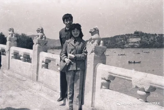 让人物动起来，保持原有的黑白照片风格[左移,右摇,跟随][推出,上升,下摇] by Hailuo AI Video Generator