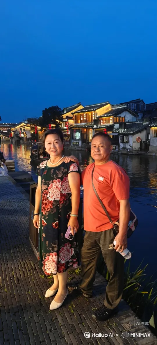 老爷爷皱起眉头愤怒一拳打在老婆婆肚子上。老婆婆还没反应过来，就被这样大的威力震飞到了空中[上升]然后然后飞快的落到水中，激起一阵阵的水花。[下摇,变焦拉远] by Hailuo AI Video Generator