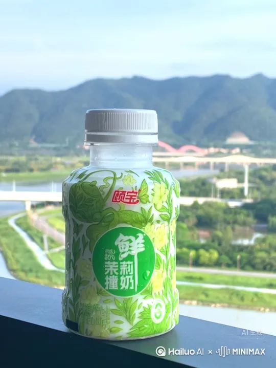 一朵朵茉莉花瓣从远方飘来，绕着图片中的瓶子转了两圈就飞走了 by Hailuo AI Video Generator