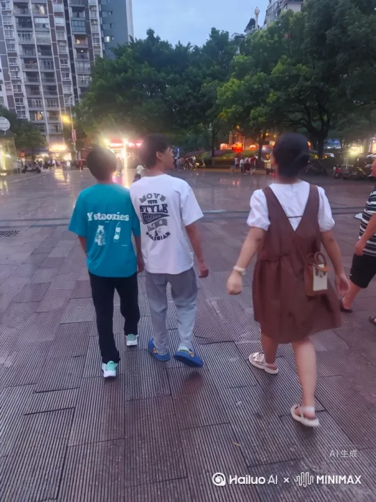 三个人一人一把光剑，带上身法口罩，披着红色披风，大战一个斗尊强者 by Hailuo AI Video Generator