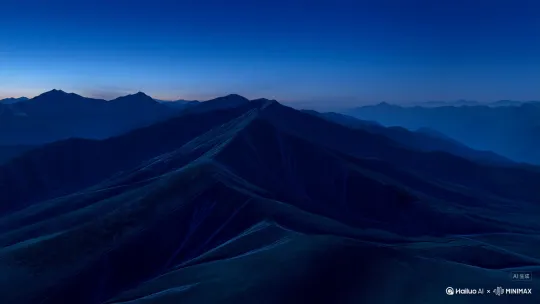 【背景画面】:半山腰,山峰是线条汇聚而成(夜空背景,远处山体剪影)
【运动】:0-2秒:由线条构成的山脉,山峰是线条汇聚而成;2-6s:山脉山脚下出现一条发光粒子指引线条(细长的线条),这条指引线条由蓝色与金色交织汇聚而成,形成连续流动的光线沿山脊匀速移动(速度0.5m/s);
【镜头】:初始镜头缓拉近(焦距35mm),随后镜头沿光线移动方向推进(速度匹配光带);
【画面风格】: 赛博朋克风格(冷调蓝光主色,暖金点缀,暗部保留细节,粒子光效密度:高); by Hailuo AI Video Generator