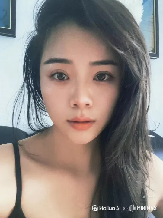 左顾右盼偷吃西瓜 by Hailuo AI Video Generator