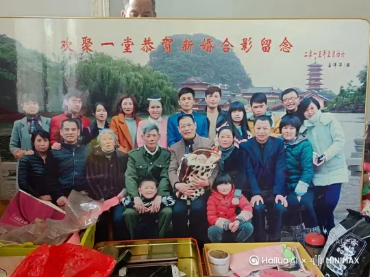 一帮我生成4K高清视频，背景是一个雄伟古老八角亭，八角亭挂着红色灯笼，他们高兴的，有节奏唱歌跳舞，是欢乐大家庭。 by Hailuo AI Video Generator